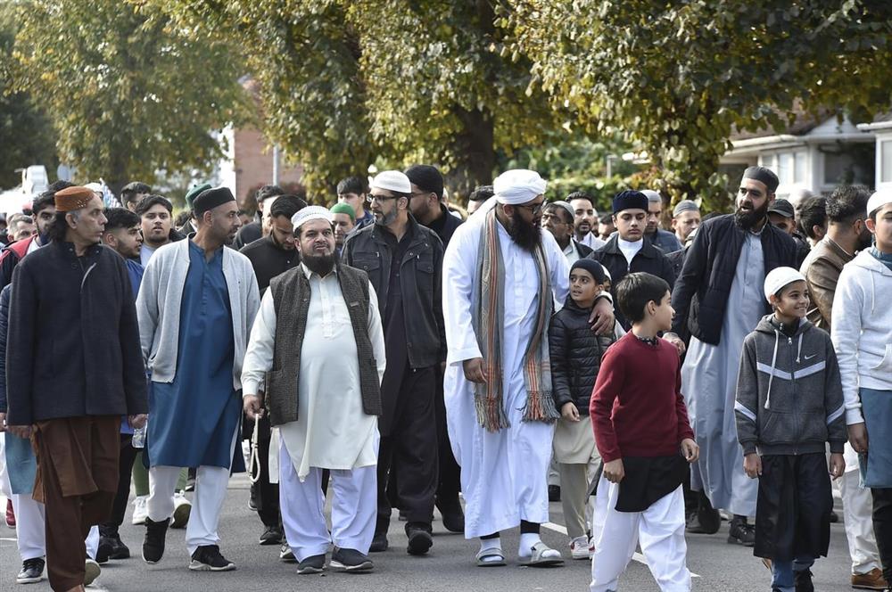 Muslimové pokojně kráčí ulicí, nicméně protesty se většinou zvrtnou - rozklikněte